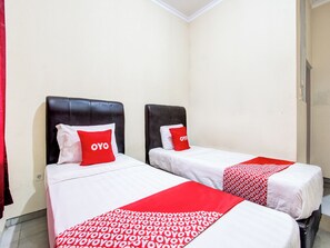 Desk, laptop workspace, free WiFi, bed sheets - Super OYO 92511 Griya Dias  Syariah (Yogyakarta)