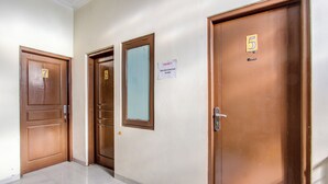 A hallway with three doors, each marked with a number. - Super OYO 92511 Griya Dias  Syariah (Yogyakarta)