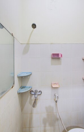 Deluxe Single Room | Bathroom | Shower, towels, soap