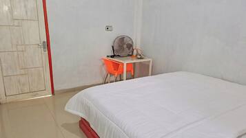 Deluxe Double Room | Desk, laptop workspace, bed sheets