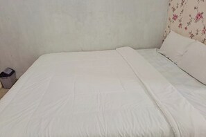Deluxe Double Room | Desk, laptop workspace, bed sheets