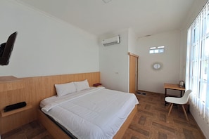 Deluxe Suite | Desk, laptop workspace, bed sheets