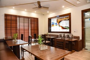 LED TV - Hotel Grand Inn  (Ghaziabad)