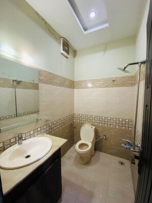 Shower, towels, soap - Luxe Retreat - Bahria Town (Rawalpindi)