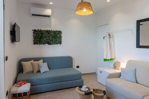 Smart TV - Tusa Bay. Enjoy the sun and sea at 1BR house a few steps away from the beach. (Castel di Tusa)