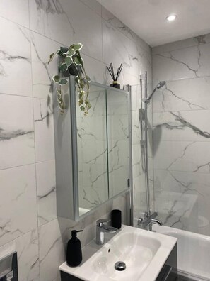 Secador de pelo, toallas y papel higiénico