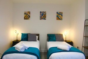 1 dormitorio, tabla de planchar con plancha, wifi y ropa de cama