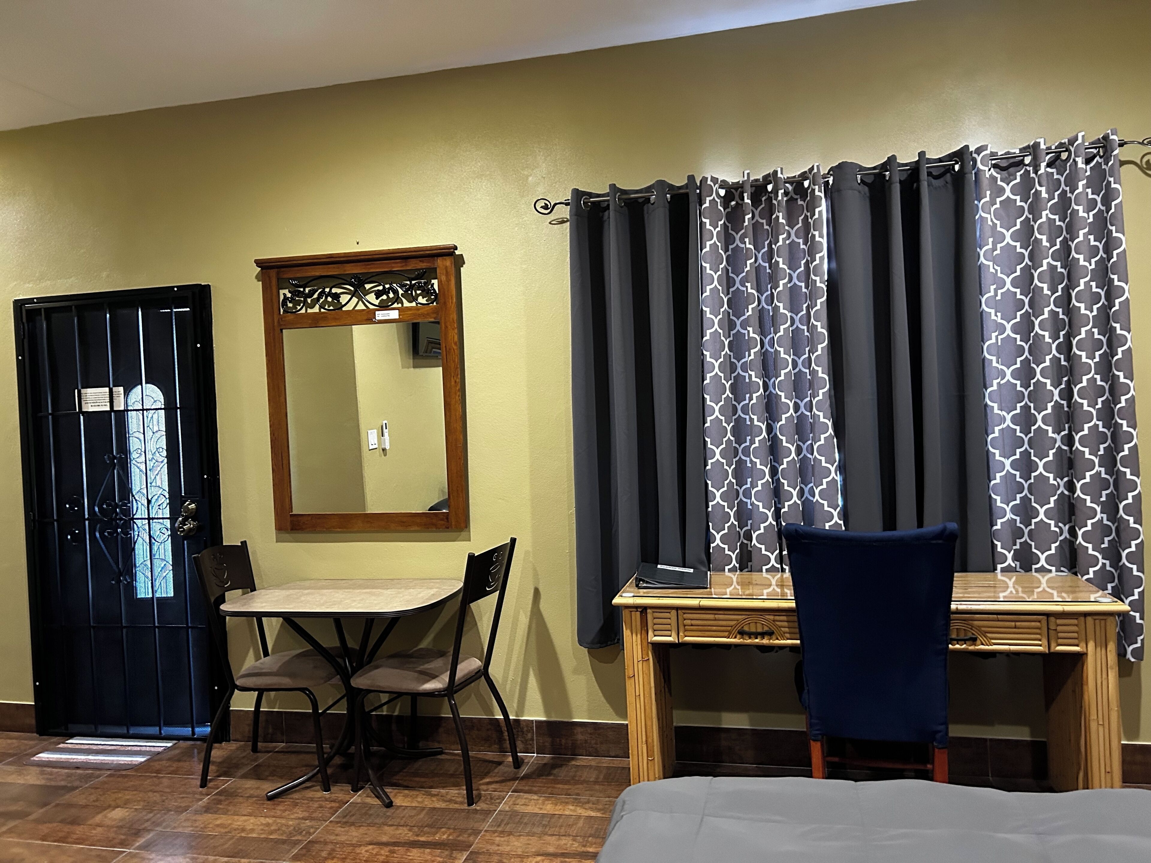 1 chambre, bureau, fer et planche à repasser, Wi-Fi gratuit