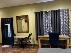 1 chambre, bureau, fer et planche à repasser, Wi-Fi gratuit