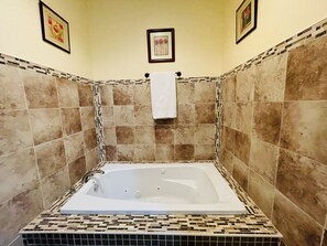 Jetted tub, hair dryer, towels, soap - Premium One Bedroom Unit Within Walking Distance to Fish Fry and Beaches (Nassau)