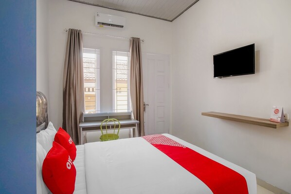 Kamar Double Standar | Meja kerja, ruang kerja ramah laptop, Wi-Fi gratis, dan seprai linen