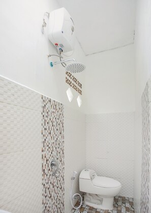 Standard Double Room | Bathroom | Shower, towels