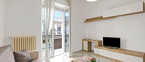 En 21-tommers Flatskjerm-TV med kabel-kanaler