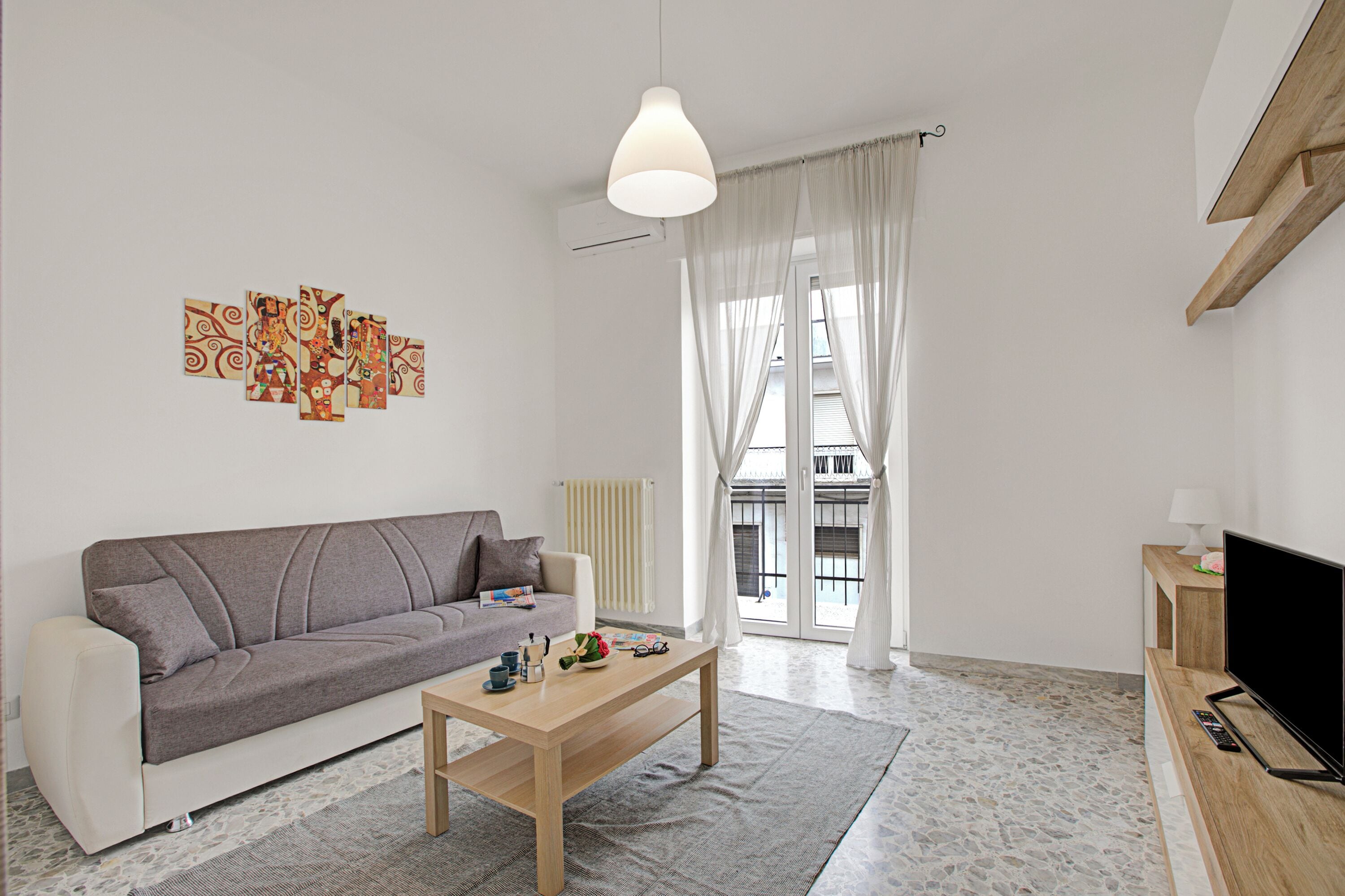 Family Apartment, Multiple Bedrooms (Casa Ojala' in the center of) | Ruang tamu | 21 inci televisyen skrin rata dengan kabel 