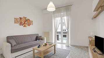 Family Apartment, Multiple Bedrooms (Casa Ojala' in the center of) | Ruang tamu | 21 inci televisyen skrin rata dengan kabel