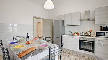 Apartamento familiar, varias habitaciones (Casa Ojala' in the center of) | Cocina privada | Frigorífico, microondas, horno y placa de cocina
