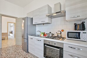 Lemari es, microwave, oven, dan kompor