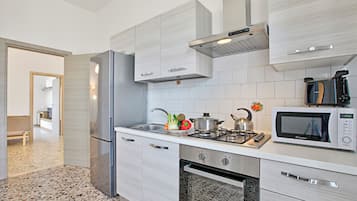 Departamento familiar, varias habitaciones (Casa Ojala' in the center of) | Cocina privada | Refrigerador, microondas, horno y parrilla de estufa