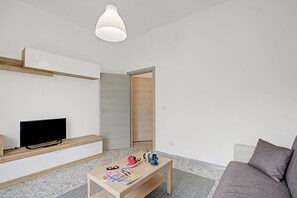 Een 21-inch flatscreentelevisie met kabelzenders