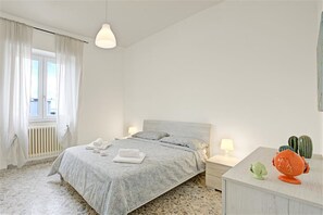 Familienapartment, Mehrere Schlafzimmer (Casa Ojala' in the center of) | 2 Schlafzimmer, Bügeleisen/Bügelbrett, kostenloses WLAN, Bettwäsche