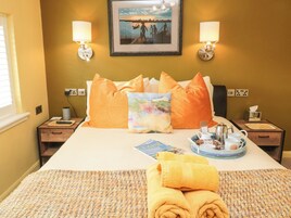 2 quartos, individualmente decorados, individualmente mobiliados