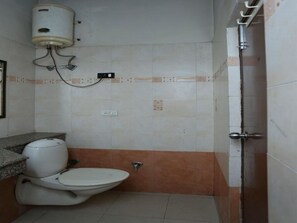 Deluxe Room | Bathroom | Shower, rainfall showerhead, free toiletries, bathrobes - Revking at Hotel Batra  (Ambala)