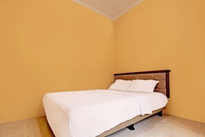 Laptop workspace, free WiFi, bed sheets - Hotel O Homestay Pasir Padi Permai Syariah (Pangkalpinang)
