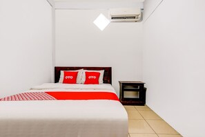 Desk, laptop workspace, free WiFi, bed sheets - Hotel O Guest House Parangtritis (Parangtritis)