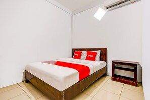 Standard Double Room | Desk, laptop workspace, free WiFi, bed sheets - Hotel O Guest House Parangtritis (Parangtritis)