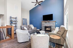Smart TV, fireplace