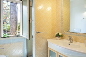 Hair dryer, bidet, towels, soap - Villa Baia Sardinia with Private Pool and Sea View (Baja Sardinia)