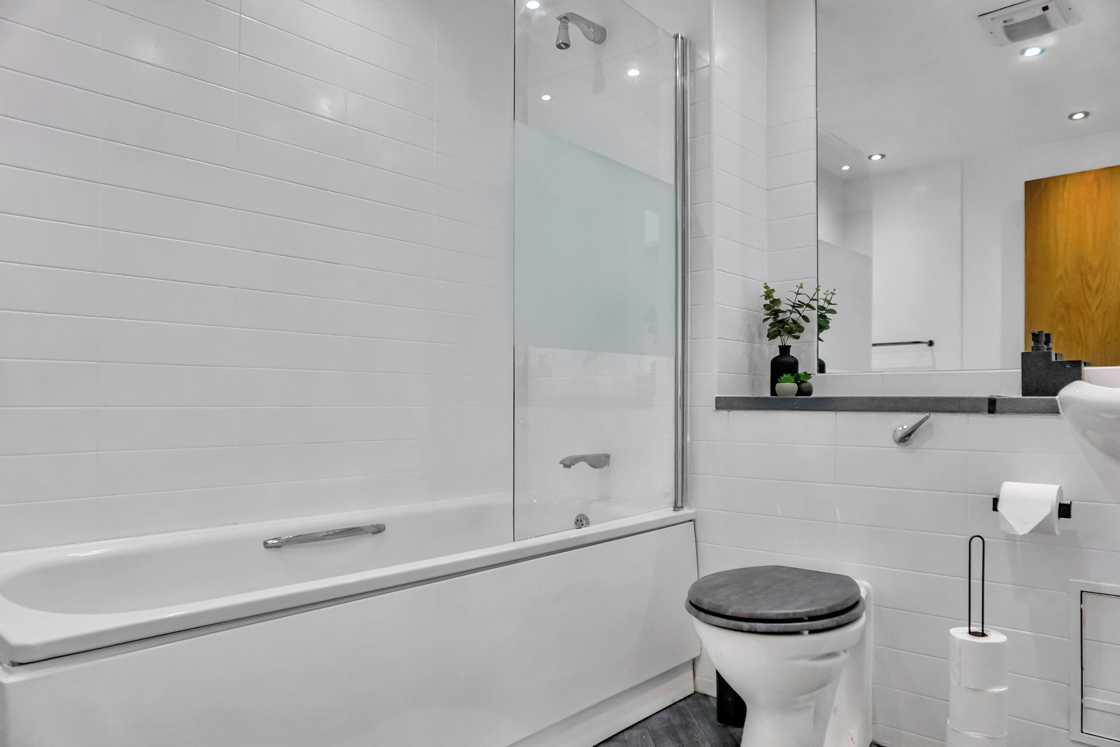 Apartment | Bathroom | Combined shower/tub, deep soaking tub, hair dryer, towels