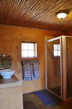 Douche, douche à « effet pluie », serviettes fournies