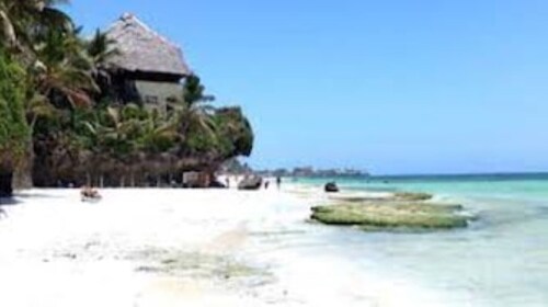 2 Bedroom House With air Conditioning Near the Beach :)
