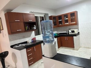 Kühlschrank, Mikrowelle, Ofen, Wasserkocher