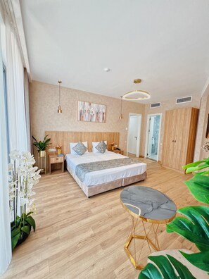Ropa de cama de alta calidad, cubrecamas y minibar 