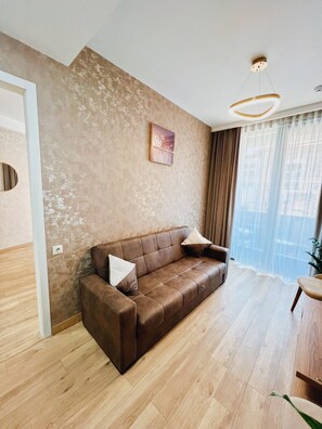 Habitación Deluxe, 1 habitación, vistas a la ciudad | Zona de estar | Una televisión de plasma