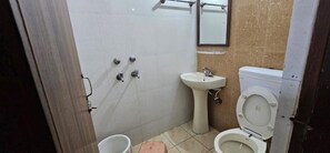 Deluxe Room | Bathroom | Shower, rainfall showerhead, free toiletries, towels - Hotel Jageer Bawana (New Delhi)