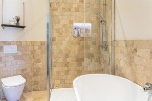 Dusche, Haartrockner, Handtücher, Toilettenpapier