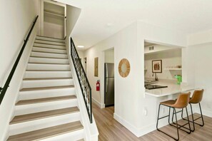 Interior - Sunshine between historic downtown and the beach! (St Augustine)