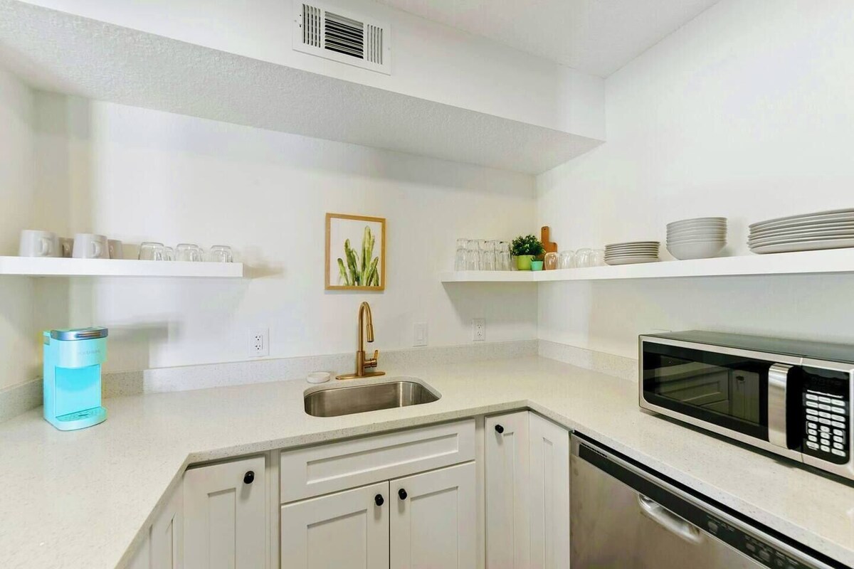 Photo 14 of Spacious cozy home between downtown & the beach!