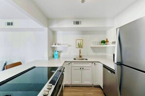 Fridge, microwave, oven, stovetop - Spacious cozy home between downtown & the beach! (St Augustine)