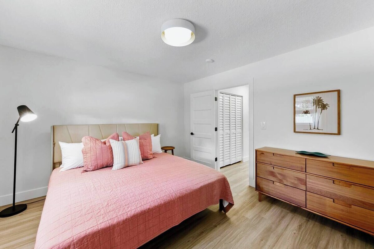 Photo 4 of Spacious cozy home between downtown & the beach!