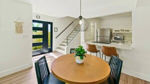 Una cocina moderna con horno empotrado, microondas y refrigerador.