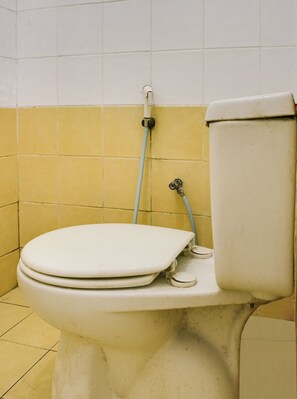 Standard Single Room | Bathroom | Shower, towels - OYO 90204 Surya Inn Syariah (Cikarang)