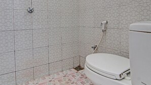 A bathroom with a toilet, a shower, and a sink. - Hotel O Rosela House Syariah (Pekanbaru)