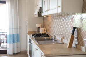 Kühlschrank, Ofen, Geschirrspüler, Wasserkocher mit Kaffee-/Teezubehör