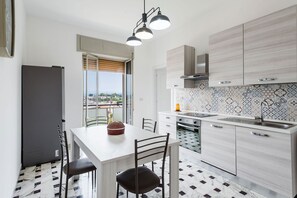 Fridge, oven, dishwasher, coffee/tea maker