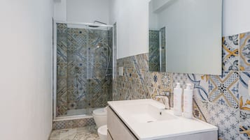 Dusche, Haartrockner, Bidet, Handtücher