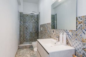 Een douche, een haardroger, handdoeken